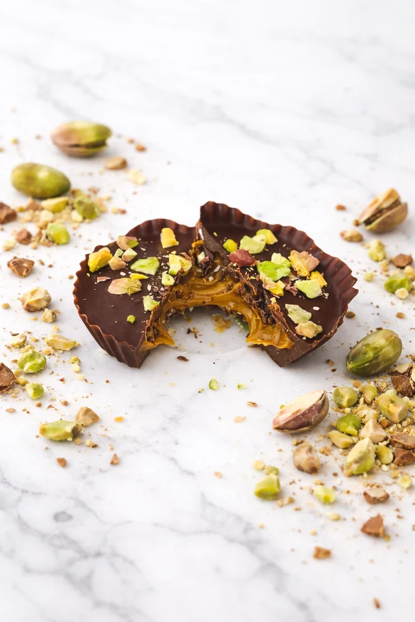 Schokofaktur-Handgemachte-Bio-Schokolade-nur-mit-Datteln-matcha-erdnuesse-lofindo-marktplatz-regional-kaufen-online-bestellen-Creamy-Pistacchio-Butter-Cup