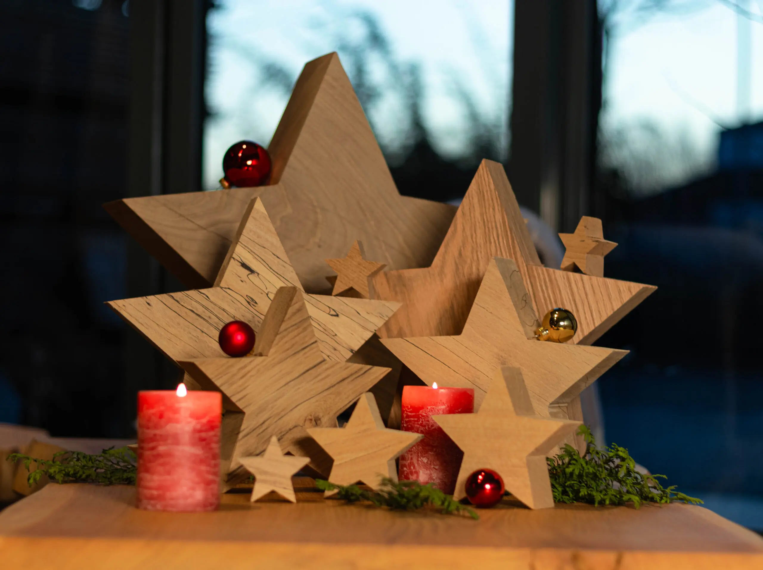Schraederei-Holzmanufaktur-lofindo-marktplatz-wohn-deko-weihnachten-Massivholzsterne-Varianten-6cm-10-Stueck